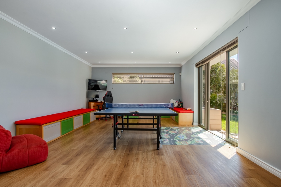 5 Bedroom Property for Sale in Lemoenkloof Western Cape